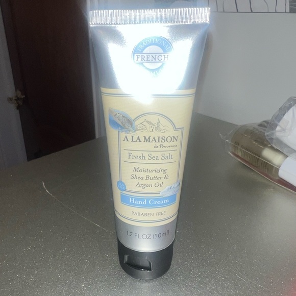 A LA MAISON Moisturizing Lotion, Fresh Sea Salt - Picture 4 of 6